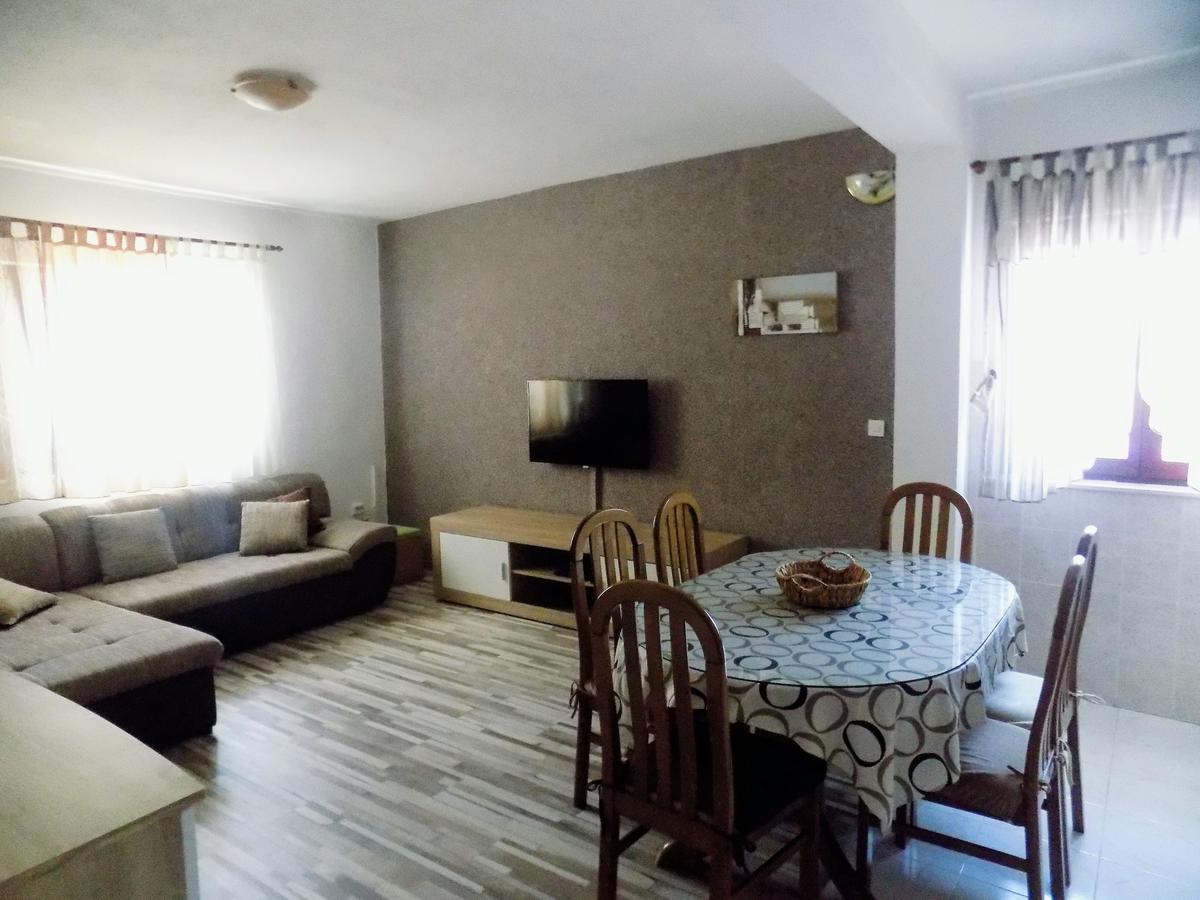 Apartmani Balan S Vanjskim Bazenom Trogir Exterior foto